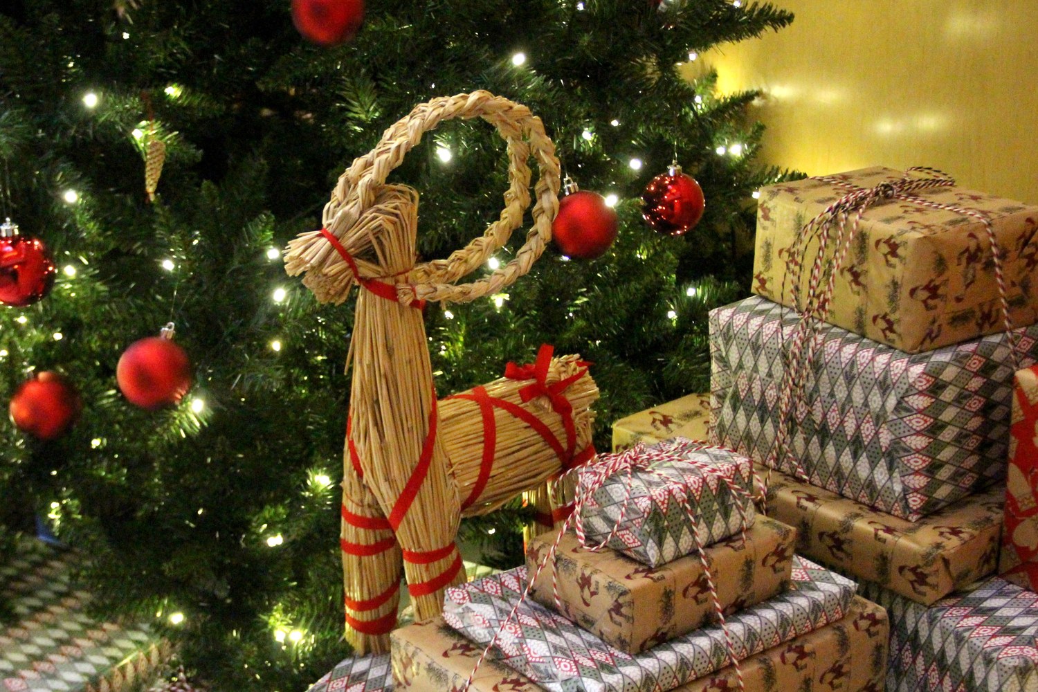 Йольский козёл у новогодней ёлки — символ 2027 года Козы