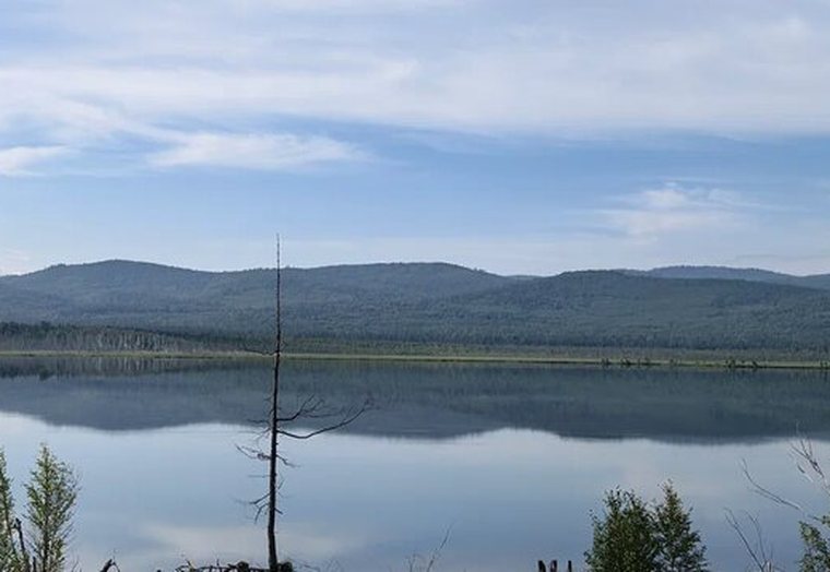Утренний штиль на воде, горы на дальнем берегу