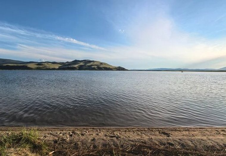 Длинный песчаный берег Баргузинского залива и тёплая вода