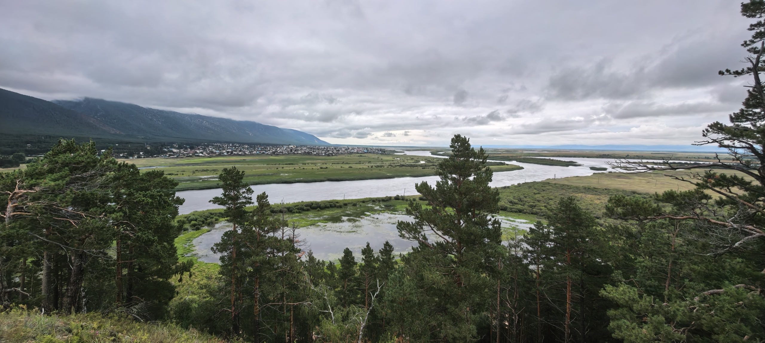 Баргузинская долина: река, село и хребет сквозь сосны