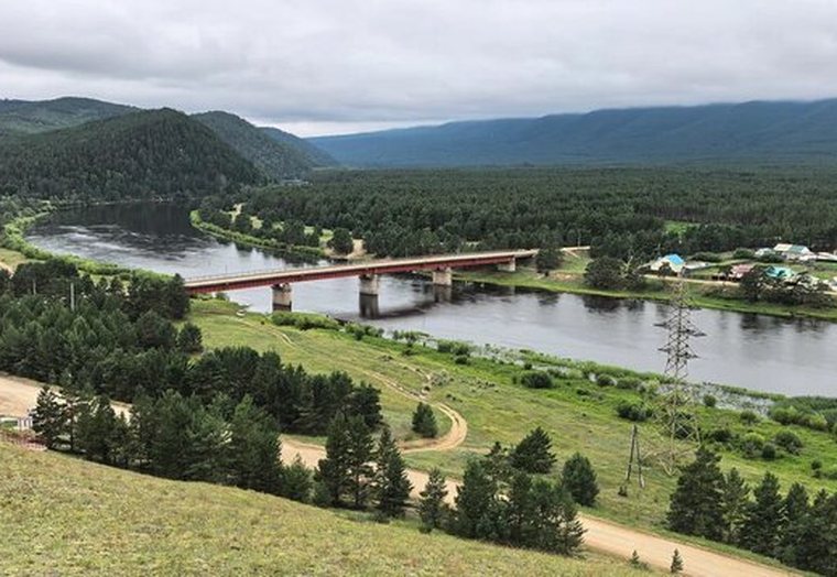Баргузинская долина с высоты: река, мост и село среди степи