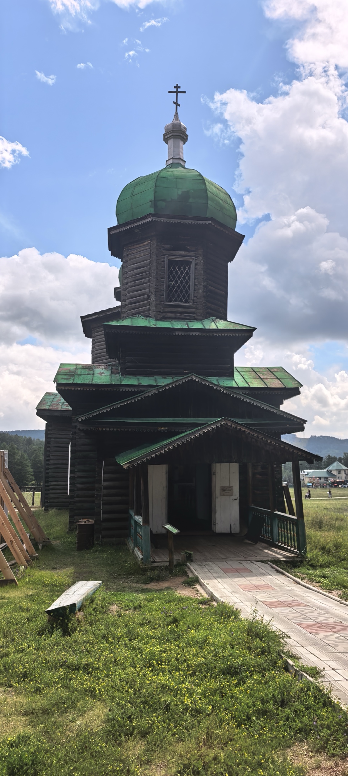 Зелёная деревянная старообрядческая церковь