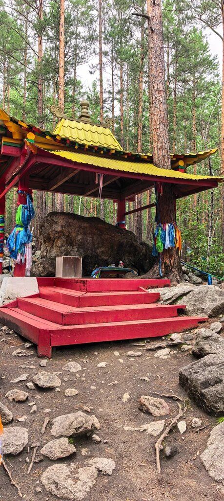 Священный камень с ликом Янжимы под красным павильоном