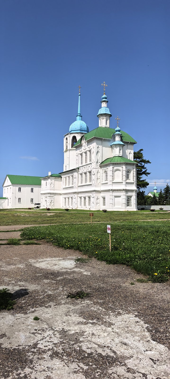 Белые стены Посольского монастыря
