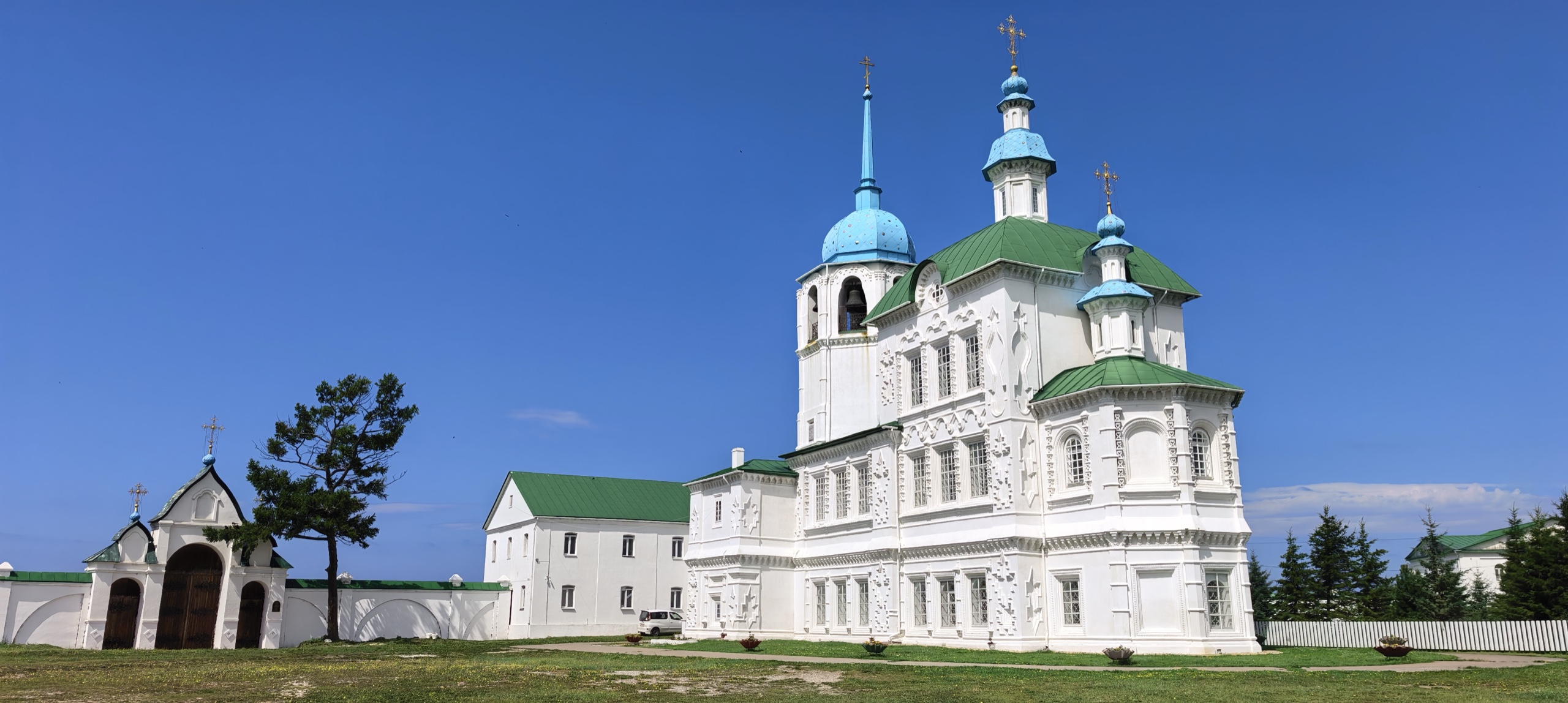 Посольский монастырь — вид спереди