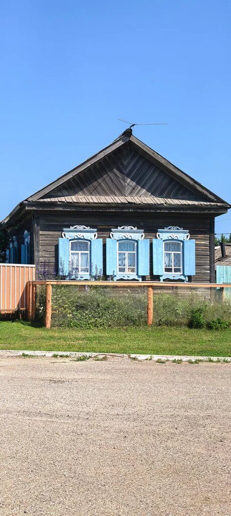 Дом с резными наличниками у монастыря