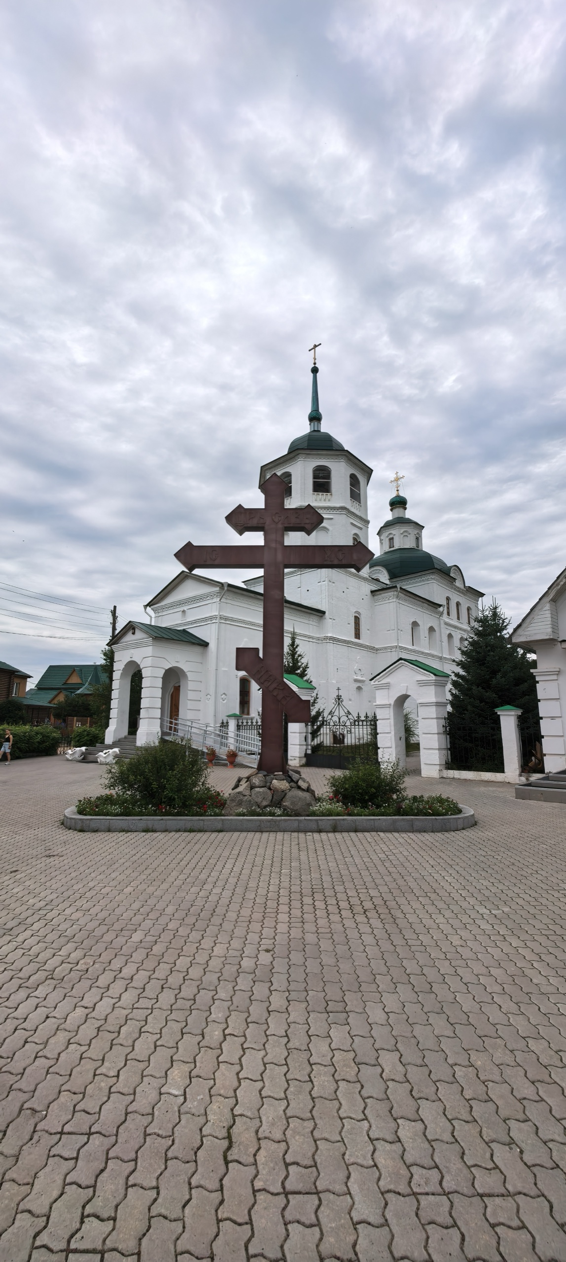 Сретенский монастырь в Батурино: белый храм с зелёными куполами и поклонным крестом во дворе