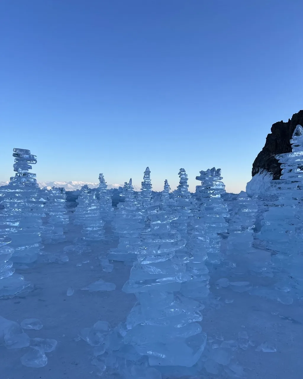Ледяные фигуры в сумерках