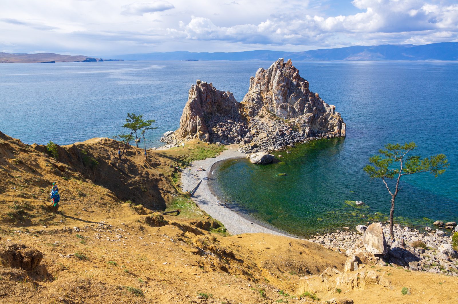 Мыс Бурхан (Шаман-скала), остров Ольхон — Байкал летом: бирюзовая вода, сосны, летнее небо